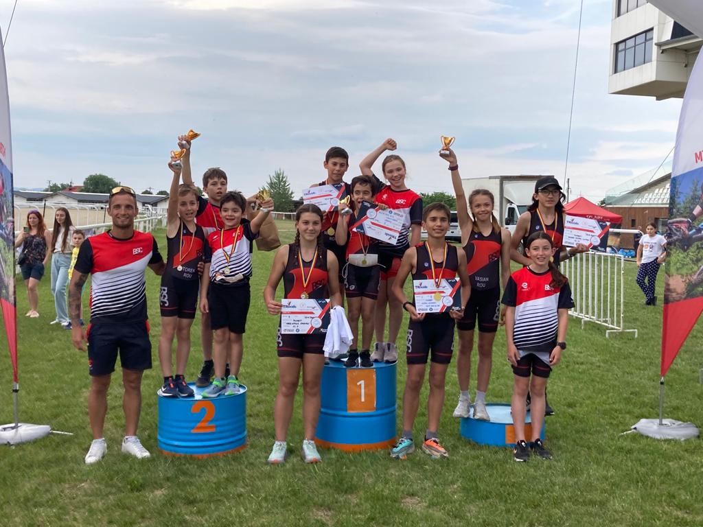 Micii triatloniști au câștigat medalii și experiență la TriKids
