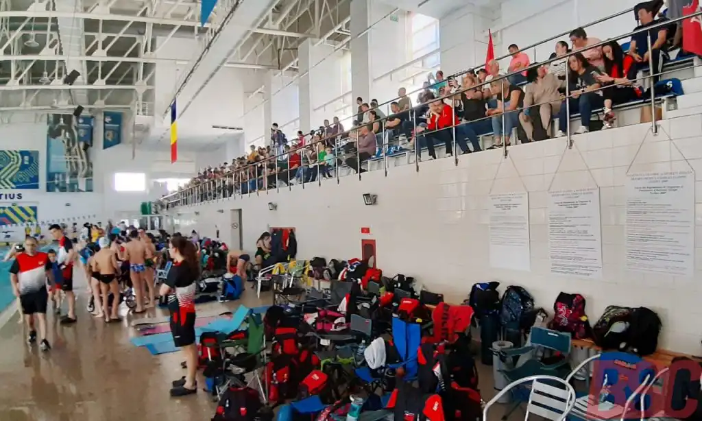 Părinții de sportivi (înotători) din nou în tribună, la Etapa regională Cadeți