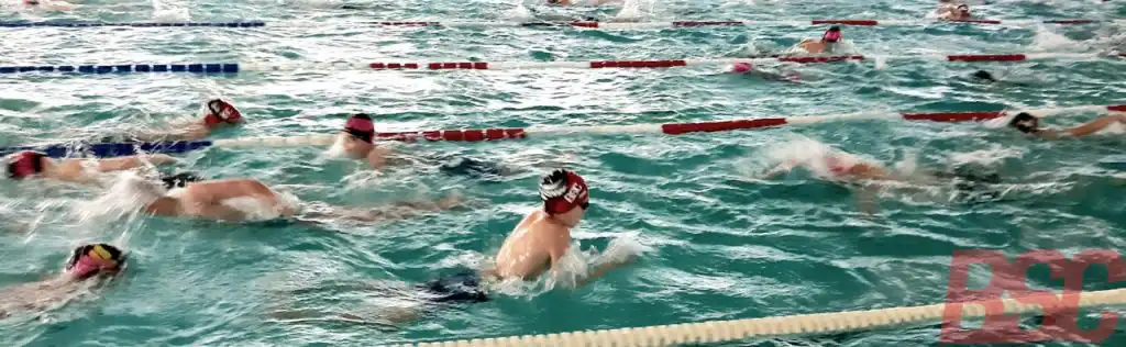 Părinții de sportivi (înotători) din nou în tribună, la Etapa regională Cadeți