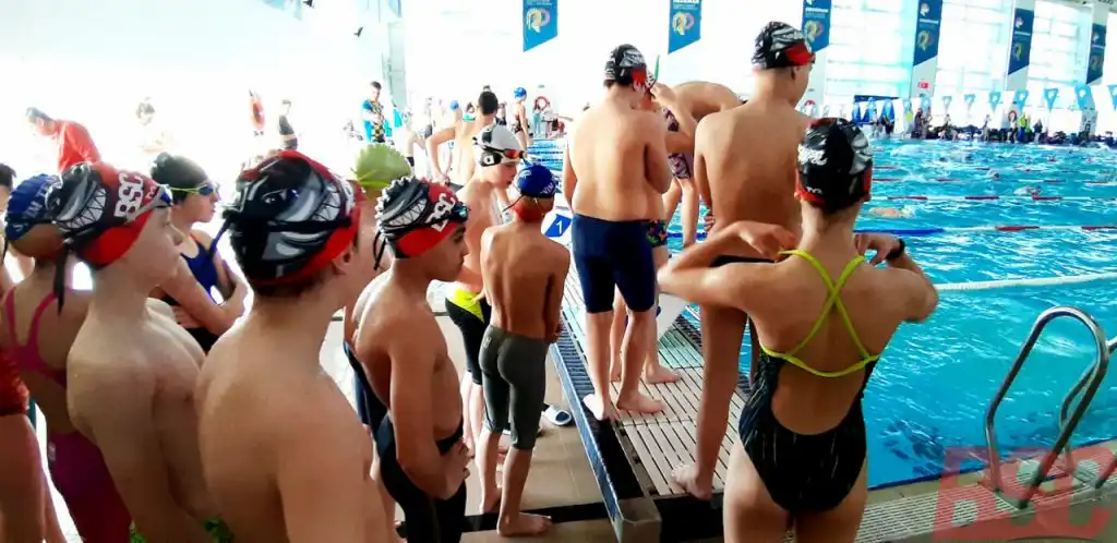 Părinții de sportivi (înotători) din nou în tribună, la Etapa regională Cadeți