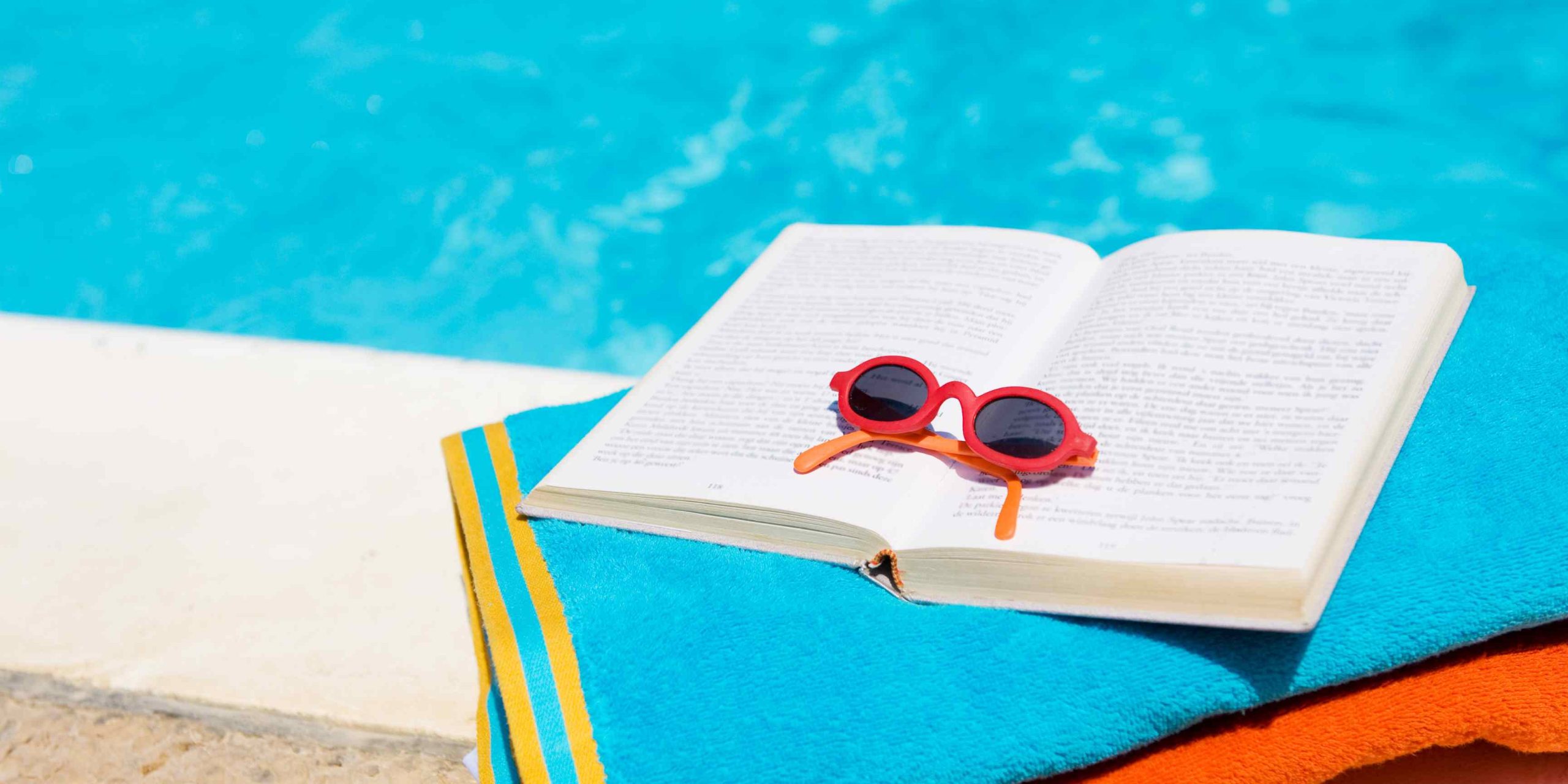 Carte și ochelari pe marginea piscinei pentru articolul «Înot sau înnot», concluzie: înot, un singur n